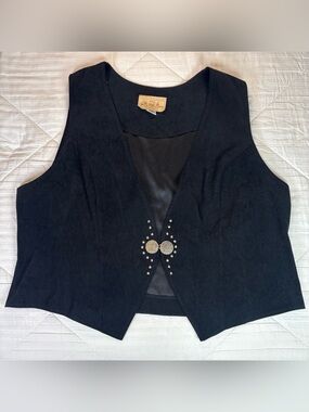 Vtg New Frontier Black Suede Feel Vest
W/ Ornamental Silver Studs & Closure
2X